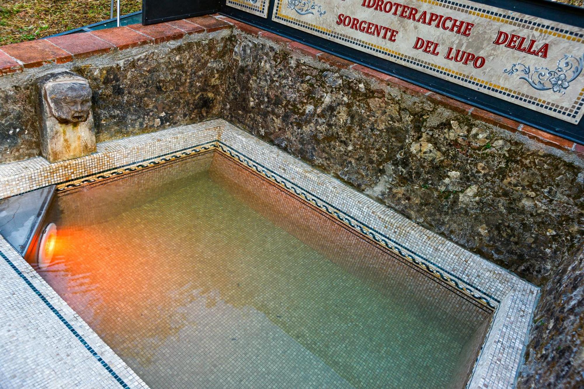 Hotel Villa Volpi Лука Екстериор снимка